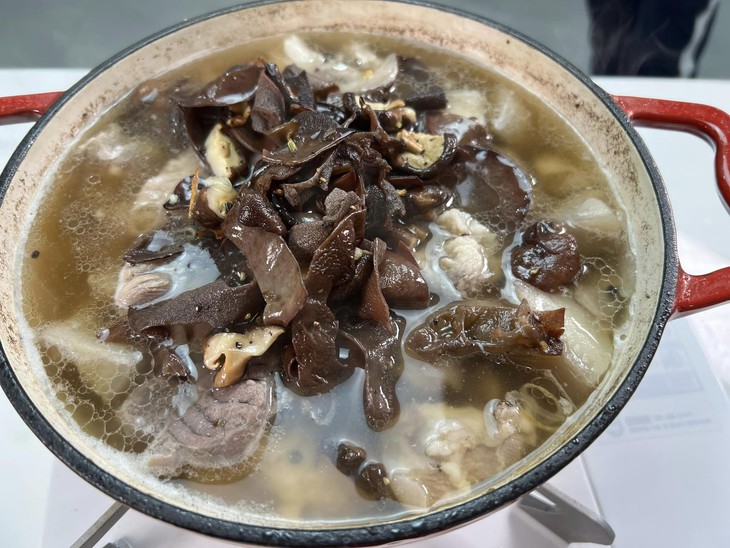 Bật mí cách nấu thịt đông chuẩn vị mẹ làm, món ngon ngày Tết cả nhà thích mê - Ảnh 6. Bật mí cách nấu thịt đông chuẩn vị mẹ làm, món ngon ngày Tết cả nhà thích mê - Ảnh 6.