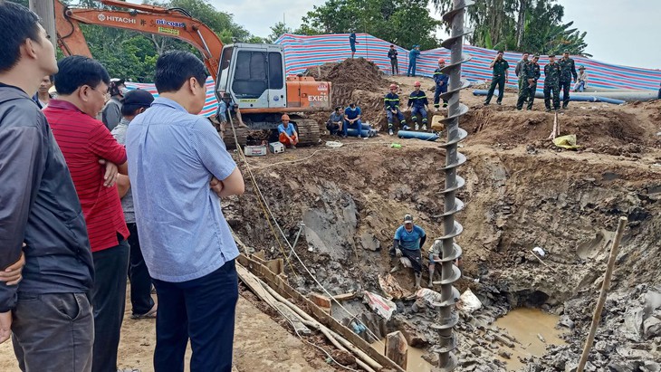 Truyền thông nước ngoài đưa tin về nỗ lực cứu hộ bé trai rơi xuống trụ bê tông ở Đồng Tháp - Ảnh 2. Truyền thông nước ngoài đưa tin về nỗ lực cứu hộ bé trai rơi xuống trụ bê tông ở Đồng Tháp - Ảnh 2.