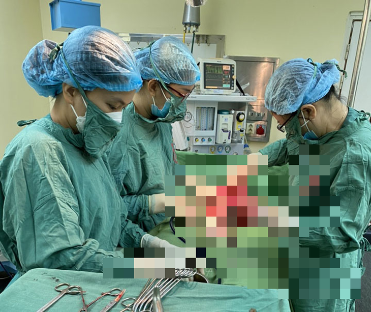Mẹ con sản phụ gặp tai nạn giao thông được bác sĩ cứu sống trong ngày đầu năm mới - Ảnh 1. Mẹ con sản phụ gặp tai nạn giao thông được bác sĩ cứu sống trong ngày đầu năm mới - Ảnh 1.