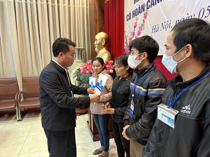 BHXH Việt Nam tặng 200 suất quà cho bệnh nhân BHYT có hoàn cảnh khó khăn dịp Xuân Quý Mão 2023
- Ảnh 1. BHXH Việt Nam tặng 200 suất quà cho bệnh nhân BHYT có hoàn cảnh khó khăn dịp Xuân Quý Mão 2023
- Ảnh 1.