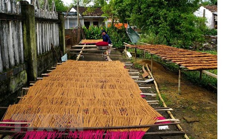Làng nghề làm hương xứ Quảng tất bật sản xuất kịp hàng vụ Tết - Ảnh 1.