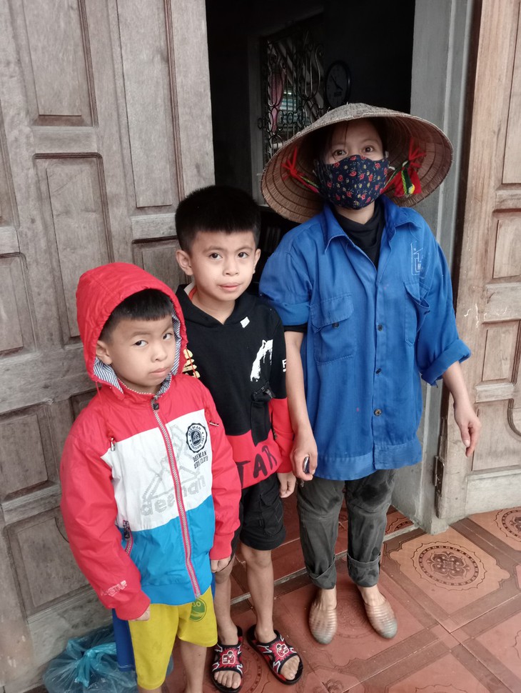 Ba mẹ con thiểu năng nhận tiền hỗ trợ từ bạn đọc - Ảnh 1. Ba mẹ con thiểu năng nhận tiền hỗ trợ từ bạn đọc - Ảnh 1.