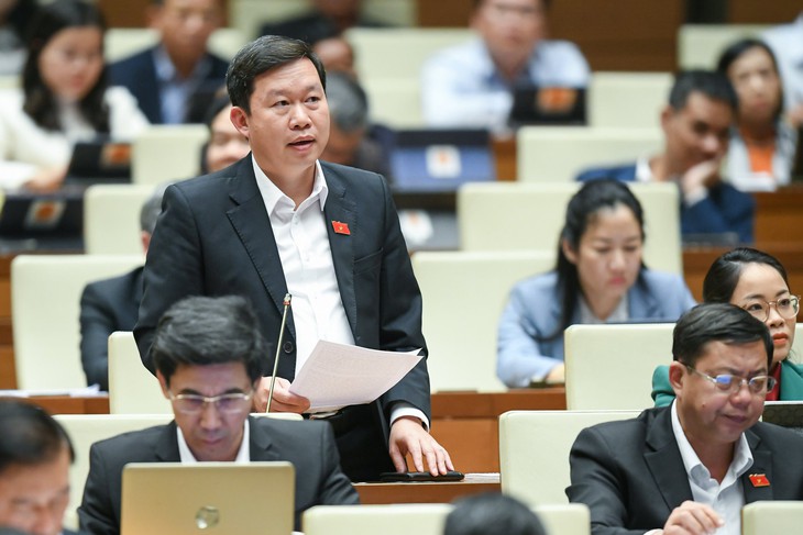 ĐBQH đề nghị cân nhắc kỹ quy định cấp giấy phép hành nghề trong dự án Luật Khám bệnh, chữa bệnh (sửa đổi) - Ảnh 3. ĐBQH đề nghị cân nhắc kỹ quy định cấp giấy phép hành nghề trong dự án Luật Khám bệnh, chữa bệnh (sửa đổi) - Ảnh 3.