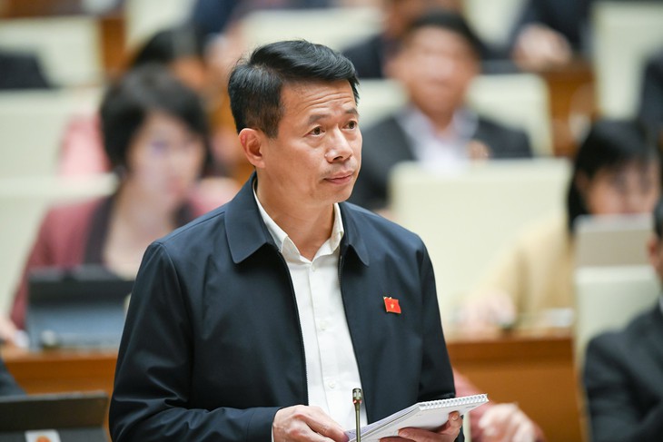 ĐBQH đề nghị cân nhắc kỹ quy định cấp giấy phép hành nghề trong dự án Luật Khám bệnh, chữa bệnh (sửa đổi) - Ảnh 2. ĐBQH đề nghị cân nhắc kỹ quy định cấp giấy phép hành nghề trong dự án Luật Khám bệnh, chữa bệnh (sửa đổi) - Ảnh 2.