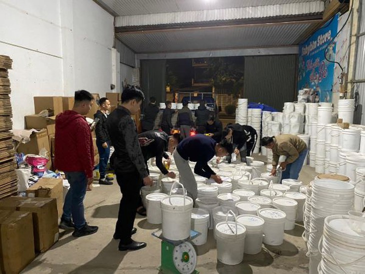 Triệt phá ổ nhóm sản xuất làm giả keo dán công nghiệp quy mô lớn - Ảnh 3. Triệt phá ổ nhóm sản xuất làm giả keo dán công nghiệp quy mô lớn - Ảnh 3.