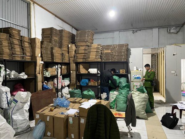 Triệt phá ổ nhóm sản xuất làm giả keo dán công nghiệp quy mô lớn - Ảnh 2. Triệt phá ổ nhóm sản xuất làm giả keo dán công nghiệp quy mô lớn - Ảnh 2.
