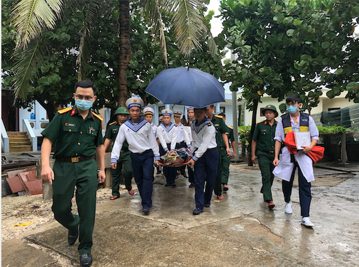 Trực thăng vượt mưa bão đưa chiến sĩ bị chấn thương cột sống cổ từ Trường Sa về đất liền điều trị - Ảnh 1. Trực thăng vượt mưa bão đưa chiến sĩ bị chấn thương cột sống cổ từ Trường Sa về đất liền điều trị - Ảnh 1.