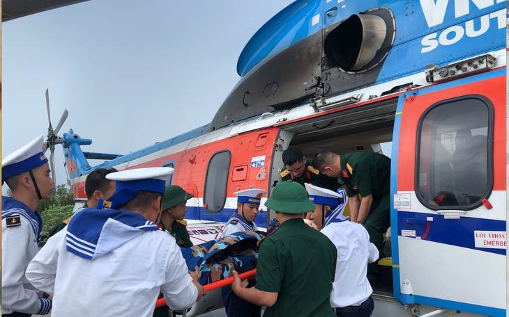 Vượt mưa bão, trực thăng đưa chiến sĩ bị chấn thương cột sống cổ từ Trường Sa vào đất liền điều trị