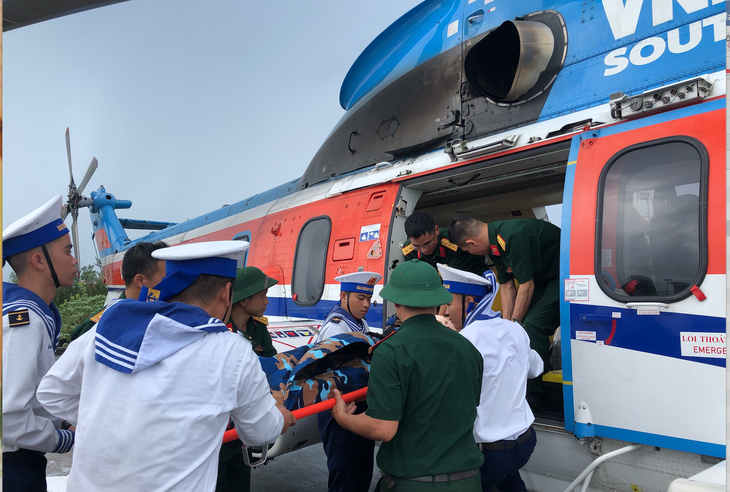 Trực thăng vượt mưa bão đưa chiến sĩ bị chấn thương cột sống cổ từ Trường Sa về đất liền điều trị - Ảnh 2. Trực thăng vượt mưa bão đưa chiến sĩ bị chấn thương cột sống cổ từ Trường Sa về đất liền điều trị - Ảnh 2.