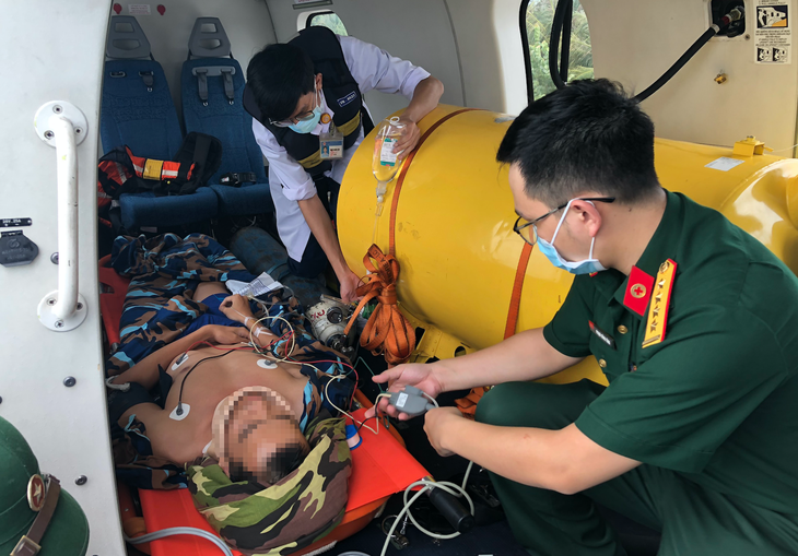 Trực thăng vượt mưa bão đưa chiến sĩ bị chấn thương cột sống cổ từ Trường Sa về đất liền điều trị - Ảnh 3. Trực thăng vượt mưa bão đưa chiến sĩ bị chấn thương cột sống cổ từ Trường Sa về đất liền điều trị - Ảnh 3.