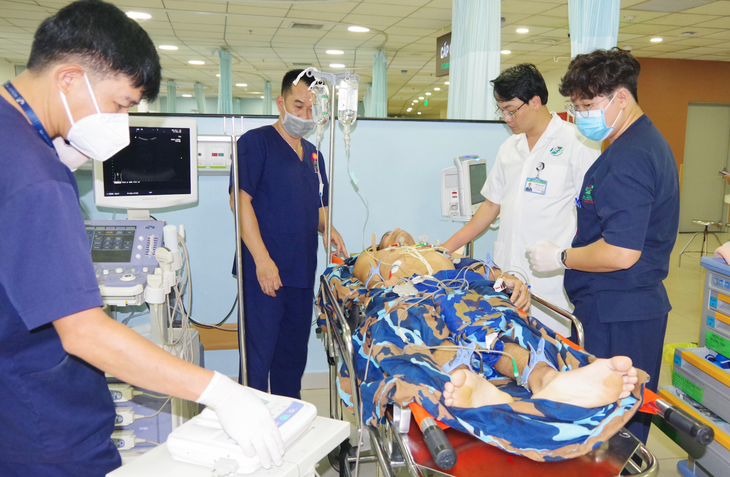 Trực thăng vượt mưa bão đưa chiến sĩ bị chấn thương cột sống cổ từ Trường Sa về đất liền điều trị - Ảnh 4. Trực thăng vượt mưa bão đưa chiến sĩ bị chấn thương cột sống cổ từ Trường Sa về đất liền điều trị - Ảnh 4.