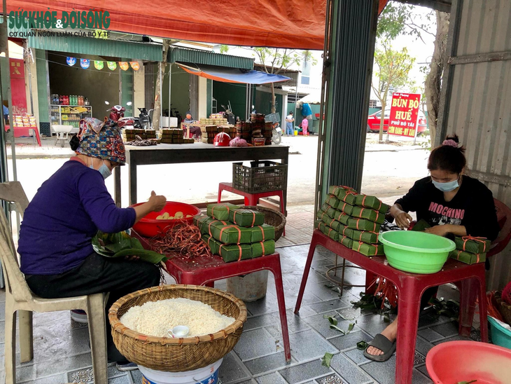 Bánh chưng Cầu Báng: Thức quà mang hương vị quê hương - Ảnh 2.