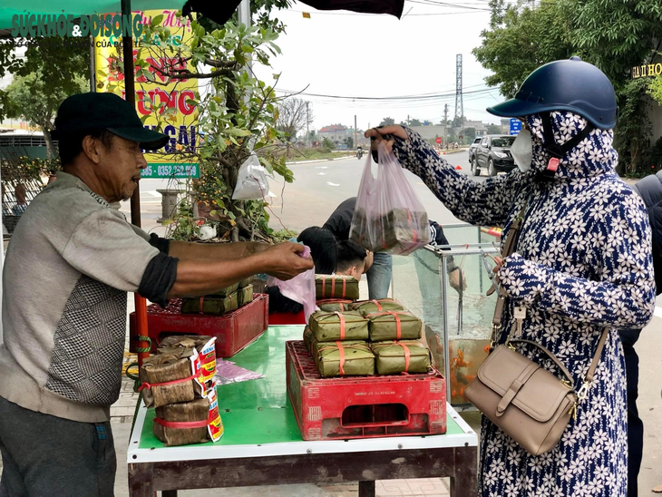 Bánh chưng Cầu Báng: Thức quà mang hương vị quê hương - Ảnh 8.