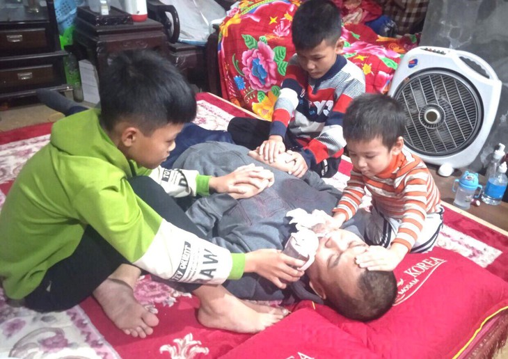 MS 815: Bố nằm liệt giường sau tai nạn, 3 con thơ nheo nhóc mong một năm mới không thất học - Ảnh 2. MS 815: Bố nằm liệt giường sau tai nạn, 3 con thơ nheo nhóc mong một năm mới không thất học - Ảnh 2.