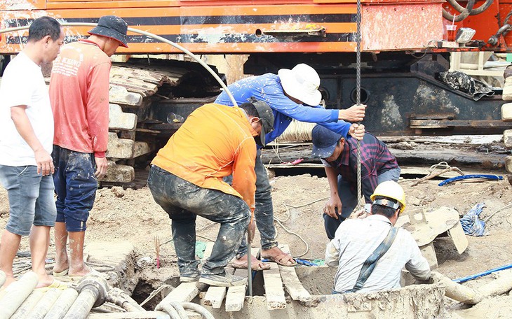 Diễn biến mới vụ giải cứu bé trai ở Đồng Tháp ngày 6/1: Tính đến phương án cuối cùng đưa Hạo Nam lên