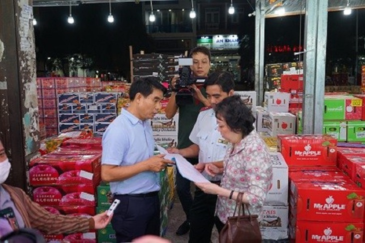 Đoàn kiểm tra các sạp kinh doanh tại chợ đầu mối nông sản Thủ Đức