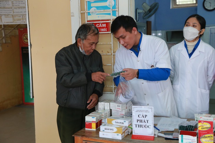 Thầy thuốc trẻ khám bệnh, cấp thuốc miễn phí cho người dân vùng khó khăn - Ảnh 10.