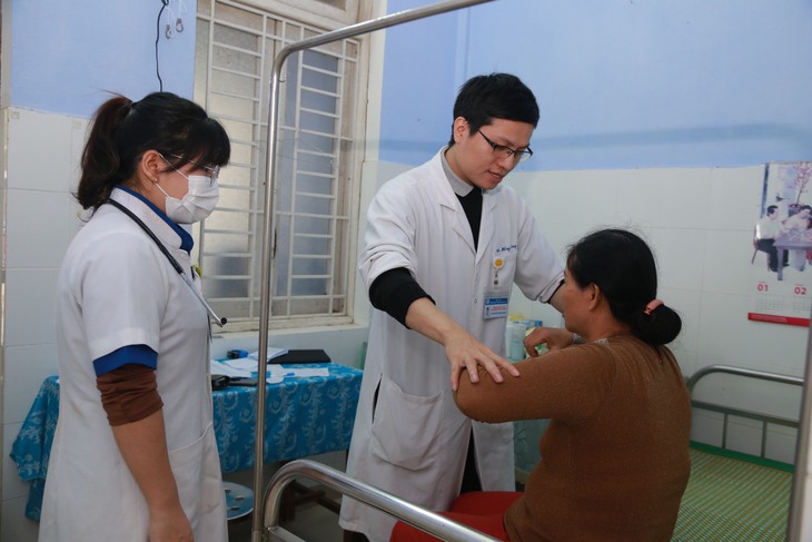 Thầy thuốc trẻ khám bệnh, cấp thuốc miễn phí cho người dân vùng khó khăn - Ảnh 4.