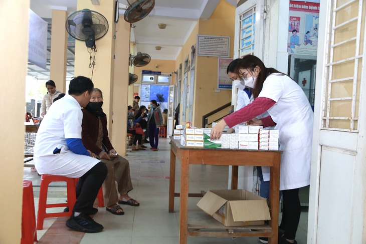 Thầy thuốc trẻ khám bệnh, cấp thuốc miễn phí cho người dân vùng khó khăn - Ảnh 3.