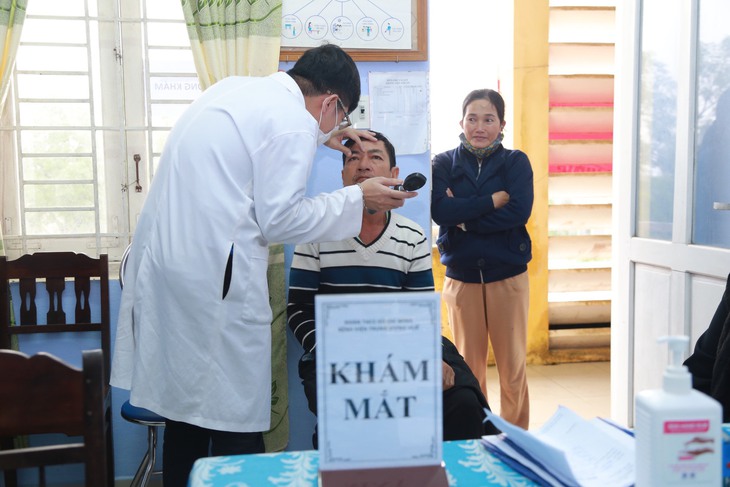 Thầy thuốc trẻ khám bệnh, cấp thuốc miễn phí cho người dân vùng khó khăn - Ảnh 5.