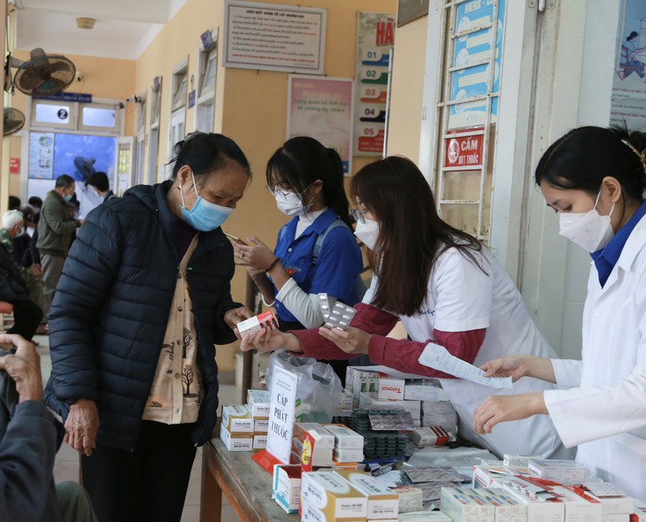Thầy thuốc trẻ khám bệnh, cấp thuốc miễn phí cho người dân vùng khó khăn - Ảnh 7.