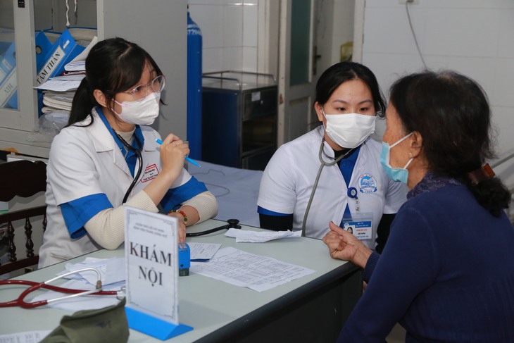 Thầy thuốc trẻ khám bệnh, cấp thuốc miễn phí cho người dân vùng khó khăn - Ảnh 8.