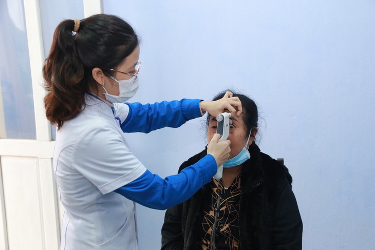 Thầy thuốc trẻ khám bệnh, cấp thuốc miễn phí cho người dân vùng khó khăn - Ảnh 6.