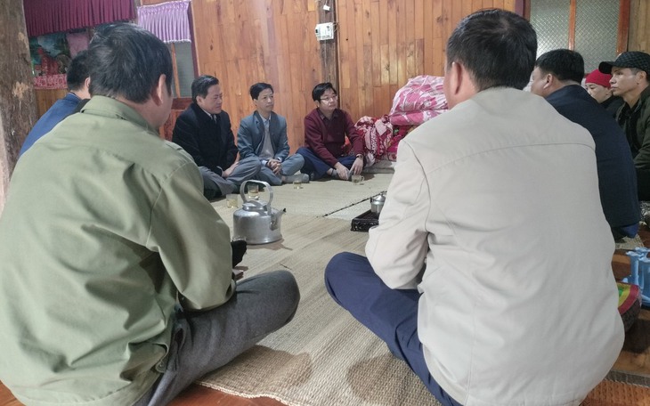 Thăm hỏi gia đình nạn nhân trong vụ tai nạn trên QL1A khiến 3 người tử vong