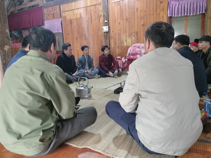 Thăm hỏi gia đình nạn nhân trong vụ tai nạn trên QL1A khiến 3 người tử vong - Ảnh 2. Thăm hỏi gia đình nạn nhân trong vụ tai nạn trên QL1A khiến 3 người tử vong - Ảnh 2.