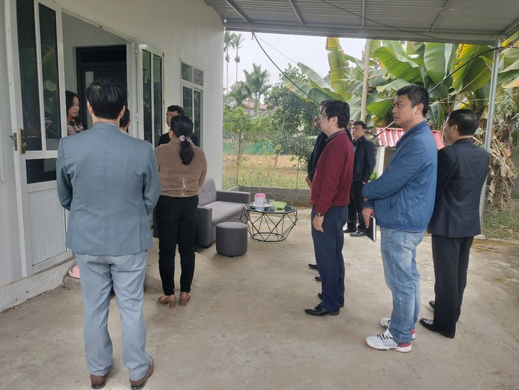 Thăm hỏi gia đình nạn nhân trong vụ tai nạn trên QL1A khiến 3 người tử vong - Ảnh 3. Thăm hỏi gia đình nạn nhân trong vụ tai nạn trên QL1A khiến 3 người tử vong - Ảnh 3.