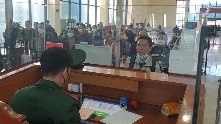 Hàng nghìn người xuất nhập cảnh tại cửa khẩu Việt - Trung ngày đầu mở lại - Ảnh 5. Hàng nghìn người xuất nhập cảnh tại cửa khẩu Việt - Trung ngày đầu mở lại - Ảnh 5.