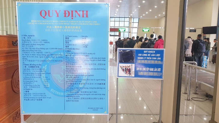 Hàng nghìn người xuất nhập cảnh tại cửa khẩu Việt - Trung ngày đầu mở lại - Ảnh 4. Hàng nghìn người xuất nhập cảnh tại cửa khẩu Việt - Trung ngày đầu mở lại - Ảnh 4.