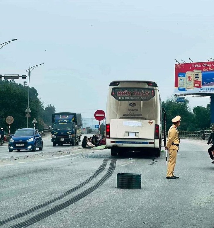 Nghệ An: Thương tâm 2 phụ nữ bị xe khách đâm tử vong - Ảnh 1.