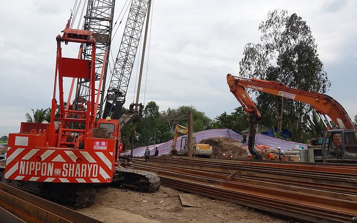 Diễn biến mới vụ bé trai ở Đồng Tháp rơi xuống trụ bê tông ngày 8/1: Dự tính thời điểm đưa Hạo Nam lên