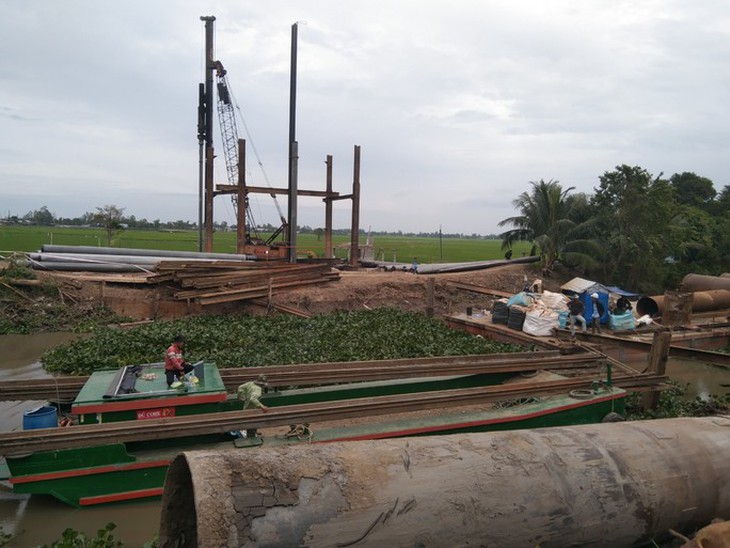 Diễn biến mới vụ bé trai ở Đồng Tháp rơi xuống trụ bê tông ngày 9/1: Mòn mỏi chờ đưa Hạo Nam lên - Ảnh 1. Diễn biến mới vụ bé trai ở Đồng Tháp rơi xuống trụ bê tông ngày 9/1: Mòn mỏi chờ đưa Hạo Nam lên - Ảnh 1.