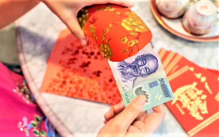 Thay vì đòi bỏ tục lì xì ngày Tết...