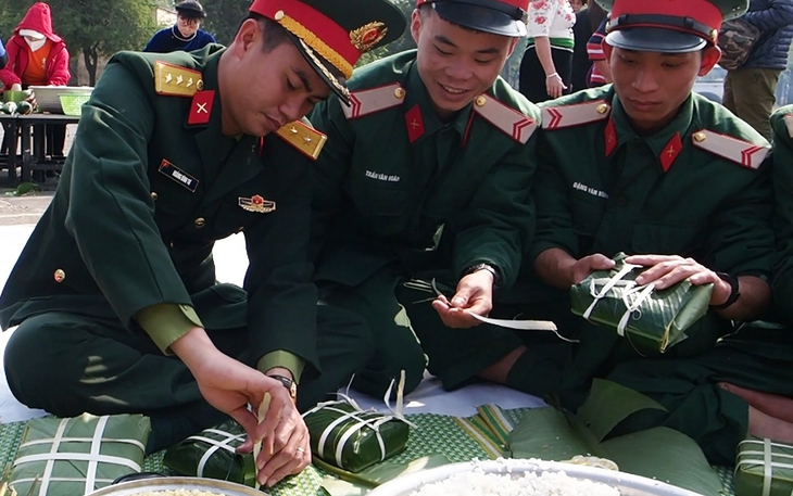 Bộ đội gói bánh chưng trong chương trình 'Tết vì người nghèo' xuân Quý Mão 2023