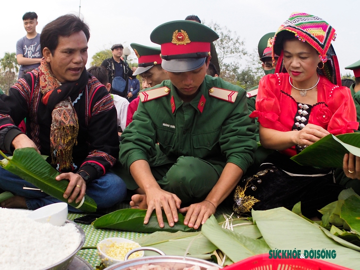 Bộ đội gói bánh chưng trong chương trình "Tết vì người nghèo" xuân Quý Mão 2023 - Ảnh 2. Bộ đội gói bánh chưng trong chương trình "Tết vì người nghèo" xuân Quý Mão 2023 - Ảnh 2.