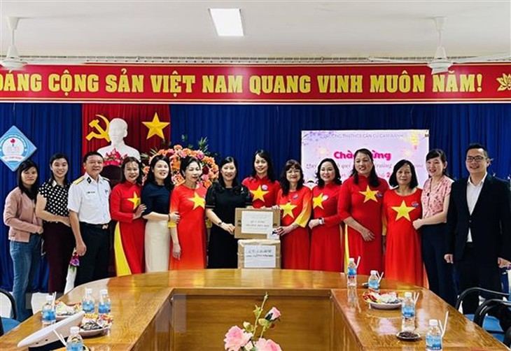 Bà con kiều bào tặng quà huyện đảo Trường Sa nhân dịp Tết Quý Mão - Ảnh 1. Bà con kiều bào tặng quà huyện đảo Trường Sa nhân dịp Tết Quý Mão - Ảnh 1.