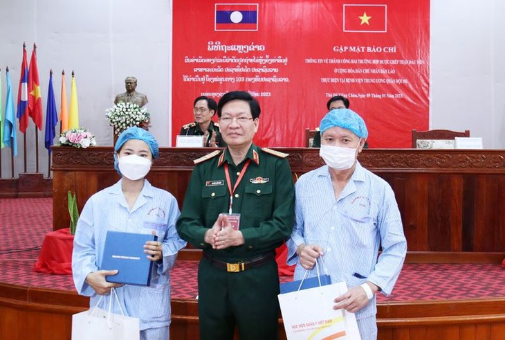 Lần đầu tiên Việt Nam hỗ trợ Lào thực hiện 2 ca ghép thận từ người hiến sống thành công - Ảnh 1. Lần đầu tiên Việt Nam hỗ trợ Lào thực hiện 2 ca ghép thận từ người hiến sống thành công - Ảnh 1.