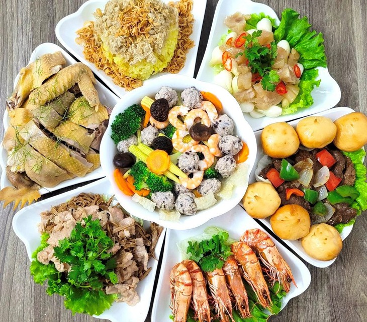Khách đổ dồn đặt cỗ cúng ông Táo, nhà hàng quá tải từ chối khéo - Ảnh 1.