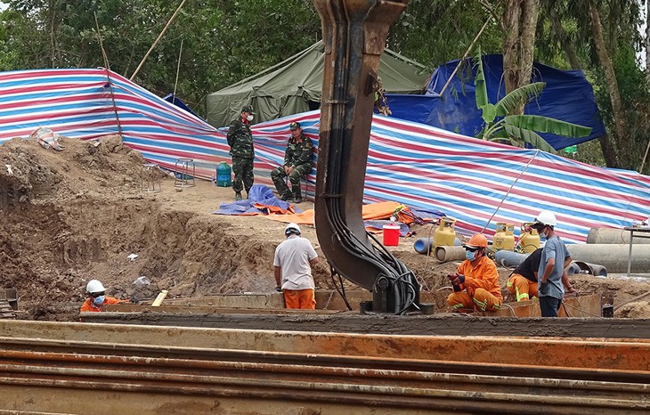 Điều thêm thiết bị từ Vũng Tàu đến hiện trường bé trai rơi xuống trụ bê tông tử vong - Ảnh 1. Điều thêm thiết bị từ Vũng Tàu đến hiện trường bé trai rơi xuống trụ bê tông tử vong - Ảnh 1.