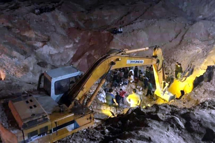 Sạt mỏ đất ở Phú Thọ, một thợ lái máy xúc bị vùi chết thương tâm - Ảnh 1. Sạt mỏ đất ở Phú Thọ, một thợ lái máy xúc bị vùi chết thương tâm - Ảnh 1.