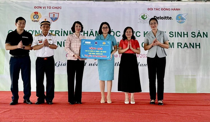600 thân nhân chiến sĩ Hải quân vùng 4 được chăm sóc sức khỏe - Ảnh 1.