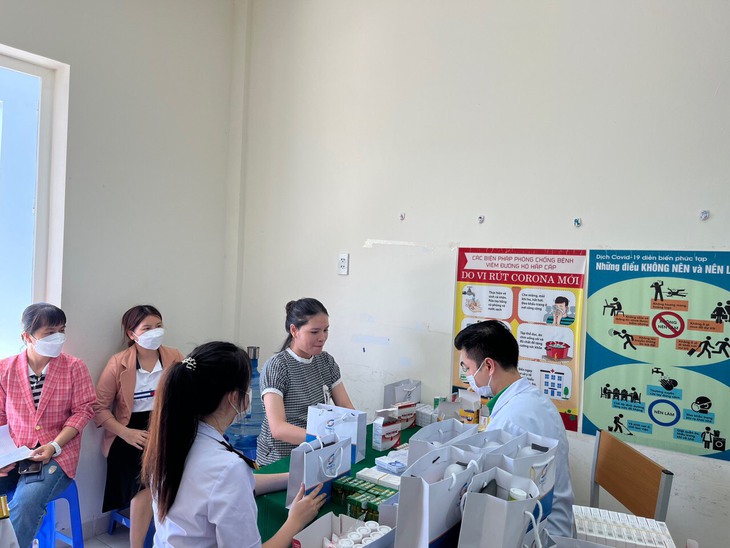 600 thân nhân chiến sĩ Hải quân vùng 4 được chăm sóc sức khỏe - Ảnh 2.