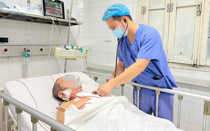 Bị ngã từ độ cao 5m, người đàn ông phải đi cấp cứu vì ngực biến dạng