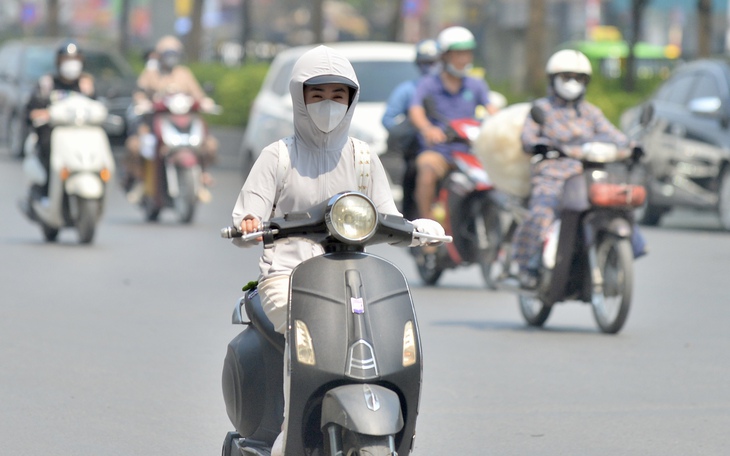 Miền Bắc tiếp tục oi nóng, miền Nam mưa dông