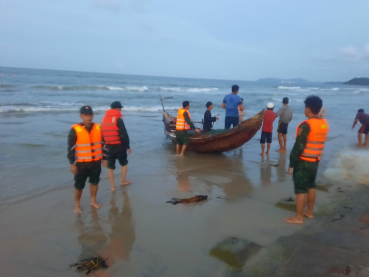 Hai học sinh đuối nước khi tắm biển, một em mất tích - Ảnh 1.