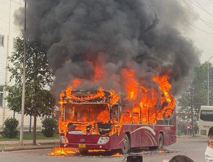 Bắc Giang: Ô tô 45 chỗ đưa đón công nhân bốc cháy dữ dội - Ảnh 1.