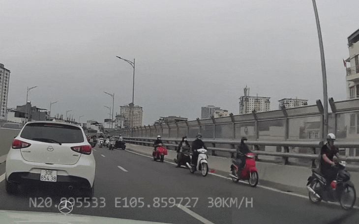 [VIDEO] Xe máy "rồng rắn" đi ngược chiều trên đường vành đai khi thấy CSGT